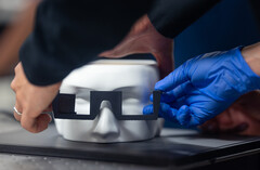 Ingenieros de Stanford desarrollan unas gafas AR holográficas y ligeras impulsadas por IA. (Fuente: Stanford)