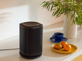 El sistema sigue el modelo de Sonos, utilizando una sola app para agrupar habitaciones, crear pares estéreo, ajustar automáticamente el sonido a la habitación y configurar sistemas de sonido envolvente con barras de sonido.