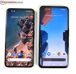 Comparación de tamaños: El Google Pixel 5 a la izquierda, el Google Pixel 4a 5G a la derecha