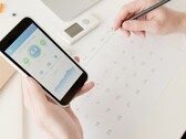 Una mano que sostiene un smartphone con la aplicación de salud abierta