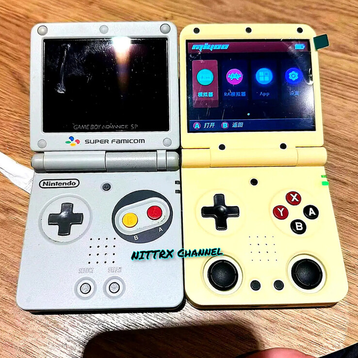 La Miyoo Mini Flip y la Game Boy Advance SP de derecha a izquierda. (Fuente de la imagen: NITTRX)