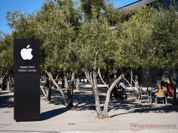 El centro de visitantes Apple con tienda, cafetería y "mirador".