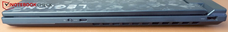 Derecha: obturador de la cámara web, USB-C (5Gb/s), USB-A (5Gb/s)