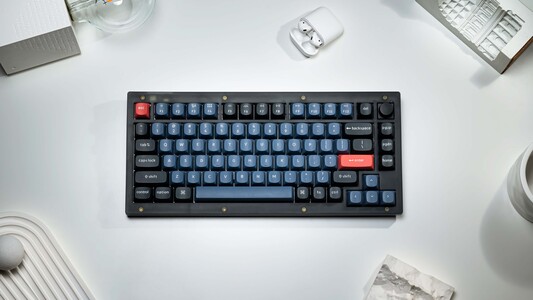 El teclado mecánico personalizado Keychron V1 aporta una estética bastante tonificada que puede volverse fácilmente más excitante simplemente activando la iluminación RGB por tecla. (Fuente de la imagen: Keychron)