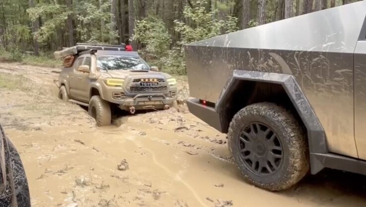 El Tesla Cybertruck ayudó a un todoterreno Toyota que se quedó atascado al intentar superar el mismo charco. (Fuente de la imagen: Andrew Hodgdon vía Teslarati)