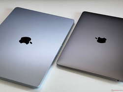 El MacBook Air 15 M4 en azul cielo (izquierda) frente al MacBook Air 13 M1 en gris espacial (derecha)