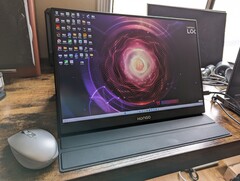 El monitor externo Hongo 16.1 ofrece resolución sRGB completa, 2560 x 1600 píxeles, frecuencia de refresco de 120 Hz, FreeSync y tiempos de respuesta rápidos por sólo 160 dólares