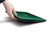 El renovado portátil Vaio SX14-R en Deep Emerald ofrece una mayor potencia de procesamiento de IA en un cuerpo de fibra de carbono de menos de 1 kg.