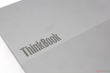 Tapa exterior gris bicolor familiar como la de otros modelos ThinkBook
