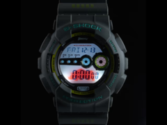 El reloj en colaboración Casio G-Shock x Suzuki GD-100 luce una retroiluminación personalizada con el emblema del rinoceronte Jimny. (Fuente de la imagen: Autorimessa)