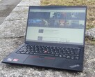 Basta ya de pantallas baratas, Lenovo: La pantalla de gama baja del ThinkPad E14 Gen 6 ya no debería ser una cosa (imagen: Lenovo ThinkPad E14 Gen 6 al aire libre, fuente de la imagen: Benjamin Herzig/Notebookcheck.net)