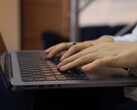 Manos tecleando en el teclado de un ordenador portátil