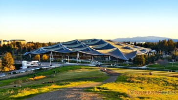 El centro de visitantes de Google visto desde la colina adyacente.