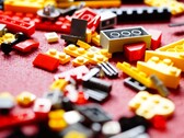 Una foto que muestra ladrillos LEGO en una alfombra roja. (Fuente de la imagen: Efraimstochter - Pixabay)
