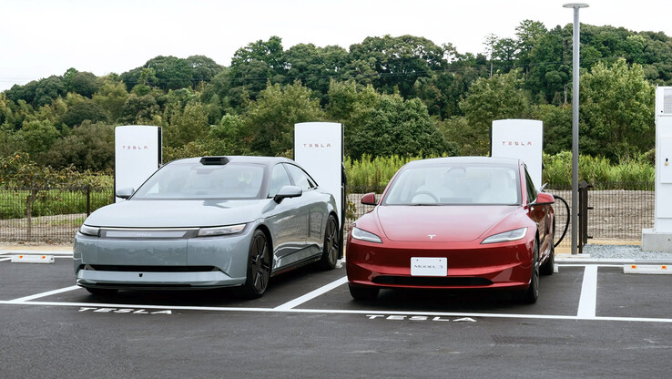 Sony Afeela EV junto a un Tesla en una estación Supercharger