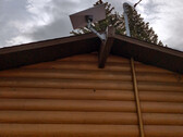 Soporte estándar para antena parabólica en tejado.