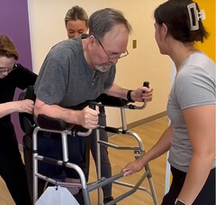 El paralítico Iván Vargas recibe el exoesqueleto Ekso Indego bajo la cobertura de Medicare y comienza a entrenarse para volver a caminar. (Fuente: Instituto Sheltering Arms)