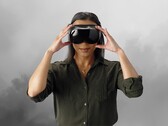 Jugador al que se le ve con unas gafas de realidad virtual Steam Frame