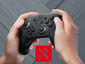 Gamer moviendo el thumbstick izquierdo en el mando Pro de Switch 2