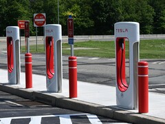 Supercargadores Tesla. California presume de que sus estaciones de recarga de VE superan en número a los surtidores de gasolina (Fuente de la imagen: J Dean en Unsplash)