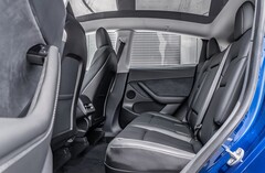 Asiento trasero de un Tesla Model Y. El fabricante de automóviles llevará la función de detección de presencia infantil a más modelos (Fuente de la imagen: MotorTrends)