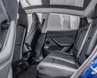 Asiento trasero de un Tesla Model Y. El fabricante de automóviles llevará la función de detección de presencia infantil a más modelos (Fuente de la imagen: MotorTrends)