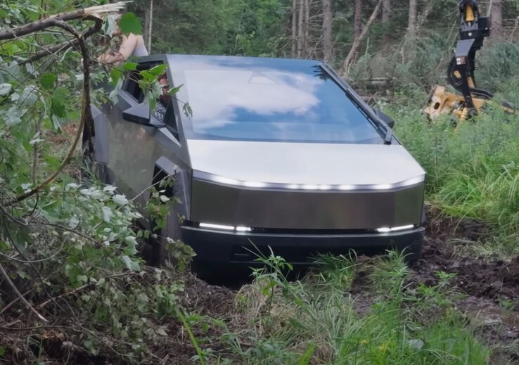 A pesar de un arranque impresionante, el Cybertruck acabó atascándose, debido a la falta de neumáticos para barro. (Fuente de la imagen: Tucker Carlson vía YouTube)