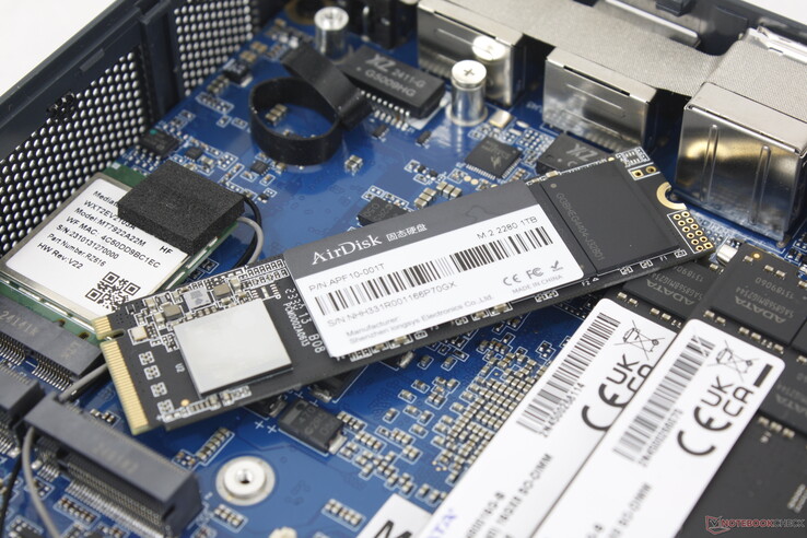 SSD M.2 con el disipador de calor retirado. El sistema viene con un solo disipador de calor a pesar de que puede soportar hasta dos SSD M.2