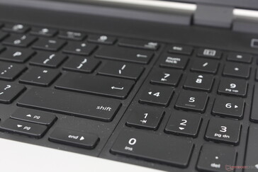 El teclado numérico y las teclas de flecha son más pequeñas que las teclas QWERTY principales