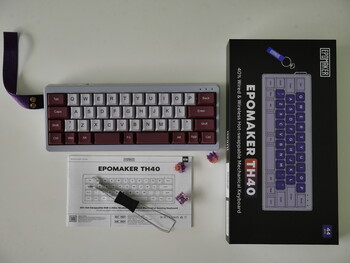 El Epomaker TH40 se entrega con todo lo necesario para aprovechar al máximo el teclado. (Fuente de la imagen: Julian van der Merwe / Notebookcheck)