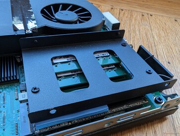 2.el caddy SATA III de 5 pulgadas se asienta sobre la SSD M.2 y las ranuras de RAM