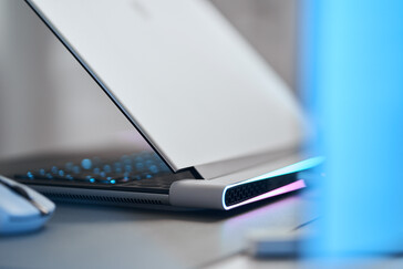 El Alienware X16 luce un diseño que es bastante divisivo, por decir lo menos.