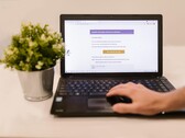 Un ordenador portátil sobre una mesa en el que se muestra un correo electrónico de phishing con un botón de confirmación