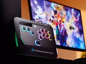 El HyperX Clutch Tachi es un mando arcade para Xbox que se espera sea anunciado en el CES 2026. (Fuente de la imagen: WindowsLatest)