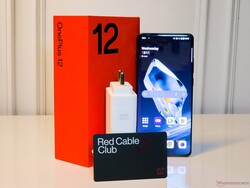 En la caja se incluye un cargador SuperVOOC de 100 W, un cable USB de tipo A a tipo C y la afiliación al Red Cable Club