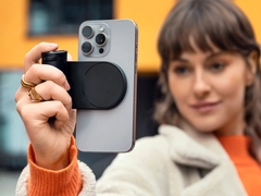 El Lux Grip añade una auténtica sensación de cámara Leica y controles a los iPhones. (Fuente de la imagen: Leica)