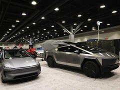 Vehículos Tesla expuestos en el Salón del Automóvil de Vancouver antes de que la empresa fuera expulsada (Fuente de la imagen: Nick Procaylo /10107479A)