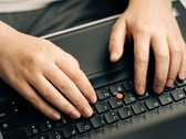 Manos escribiendo en el teclado de un portátil, imagen simbólica de Anthropic Claude Haiku 5.5