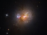 Una imagen que muestra la galaxia enana con brote estelar Henize 2-10.