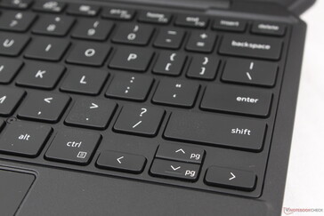 Teclado y clickpad se sienten estrechos dado el factor de forma de 10 pulgadas