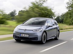 El Volkswagen ID.3 obtuvo una duración de la batería mejor de lo esperado en una prueba de resistencia realizada por el ADAC. (Fuente de la imagen: Volkswagen)