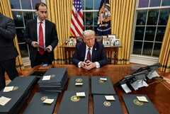 El presidente Donald Trump, firmando órdenes ejecutivas. (Fuente de la imagen: La Casa Blanca)