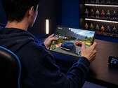 La nueva tableta para juegos de 11 pulgadas tiene un precio de venta al público inicial de unos 456 dólares. En la imagen: una imagen promocional que muestra la Y900 11 ejecutando un juego.