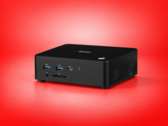 Mini PC iiyama con puertos USB frontales, un puerto USB-C, un lector de tarjetas SD y ventilación lateral.