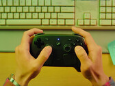 Según los informes, el Steam Controller se lanzará el 4 de mayo de 2026. En la imagen: una foto promocional del mando en la mano.