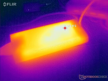 El adaptador de CA alcanza más de 43 C cuando está sometido a una carga pesada