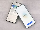 Dos teléfonos inteligentes en los que se ve una pantalla de actualización