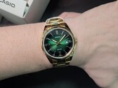 El último reloj de vestir asequible de Casio combina una esfera de color verde radiante con un bisel estriado