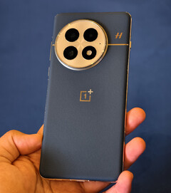 El OnePlus 13 podría estar disponible en todo el mundo en el atractivo acabado azul que se muestra aquí. (Fuente de la imagen: @sondesix)