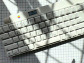 Este teclado Apple Desktop Bus Keyboard de 1986 es inalámbrico y cuenta con una pantalla OLED integrada y un mando giratorio. (Fuente de la imagen: mtt en YouTube)